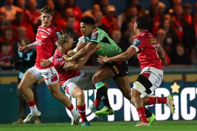 101025 - Scarlets v DHL Stormers, United Rugby Championship - Sacha Feinberg-Mngomezulu of Stormers takes on Blair Murray of Scarlets