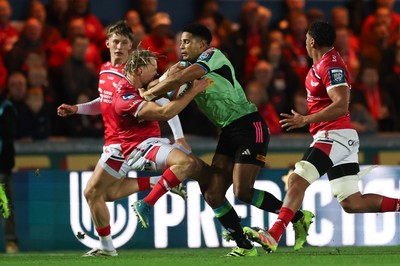 101025 - Scarlets v DHL Stormers, United Rugby Championship - Sacha Feinberg-Mngomezulu of Stormers takes on Blair Murray of Scarlets