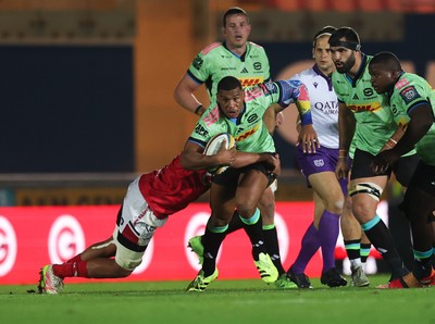 101025 - Scarlets v DHL Stormers, United Rugby Championship - Damian Willemse of Stormers looks to attack