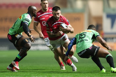 101025 - Scarlets v DHL Stormers, United Rugby Championship - Joe Roberts of Scarlets takes on Seabelo Senatla of Stormers and Damian Willemse of Stormers