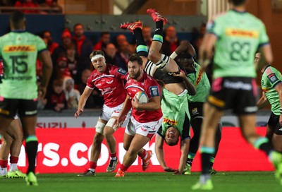 101025 - Scarlets v DHL Stormers, United Rugby Championship - Connor Evans of Stormers takes an unusual view of the match as he fails to win the high ball