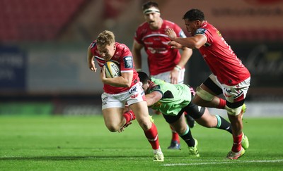 101025 - Scarlets v DHL Stormers, United Rugby Championship - Sam Costelow of Scarlets breaks away