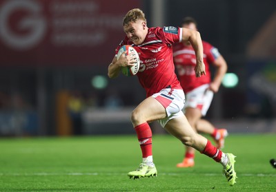 101025 - Scarlets v DHL Stormers, United Rugby Championship - Sam Costelow of Scarlets breaks away