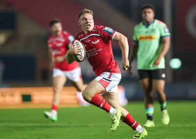 101025 - Scarlets v DHL Stormers, United Rugby Championship - Sam Costelow of Scarlets breaks away