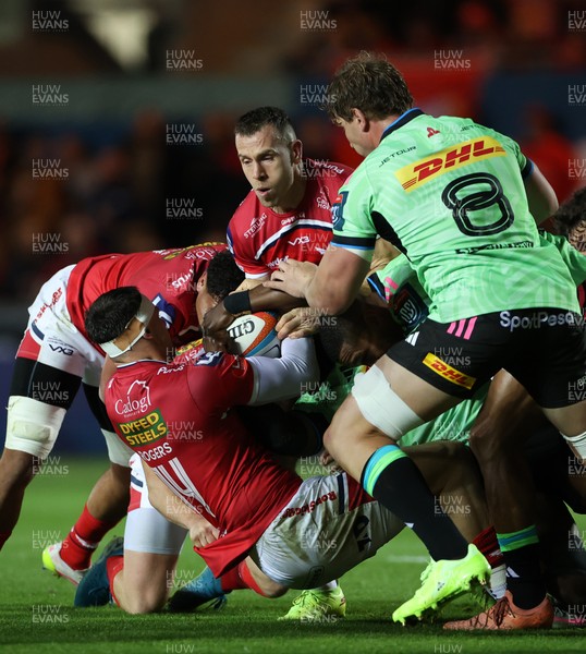 101025 - Scarlets v DHL Stormers - United Rugby Championship - Tom Rogers and Gareth Davies of Scarlets wrestle for the ball