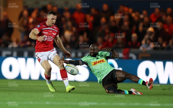 101025 - Scarlets v DHL Stormers - United Rugby Championship - Gareth Davies of Scarlets and Seabelo Senatla of Stormers go for the ball