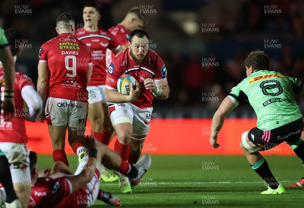 101025 - Scarlets v DHL Stormers - United Rugby Championship - Marnus van der Merwe of Scarlets on the charge