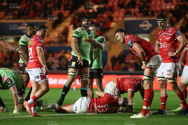 101025 - Scarlets v DHL Stormers - United Rugby Championship - Ruben van Heerden of Stormers celebrates scoring a try