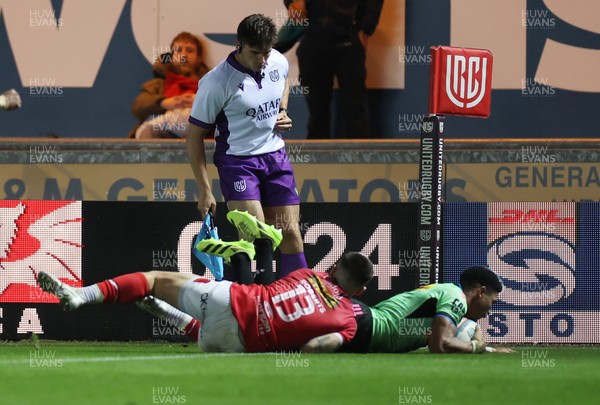 101025 - Scarlets v DHL Stormers - United Rugby Championship - Sacha Feinberg-Mngomezulu of Stormers scores a try