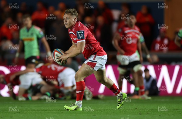 101025 - Scarlets v DHL Stormers - United Rugby Championship - Sam Costelow of Scarlets 