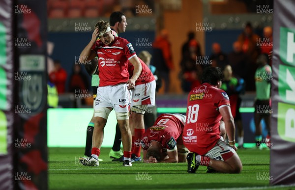 101025 - Scarlets v DHL Stormers - United Rugby Championship - Dejected Ben Williams of Scarlets at full time