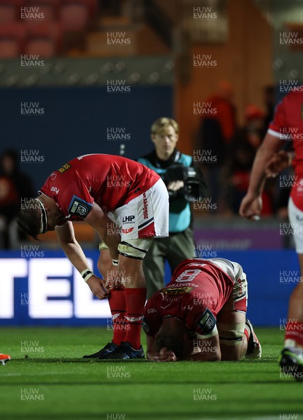 101025 - Scarlets v DHL Stormers - United Rugby Championship - Dejected Steve Cummins of Scarlets at full time