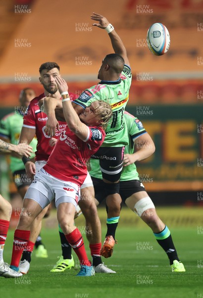 101025 - Scarlets v DHL Stormers, United Rugby Championship - Blair Murray of Scarlets and Leolin Zas of Stormers compete for the ball