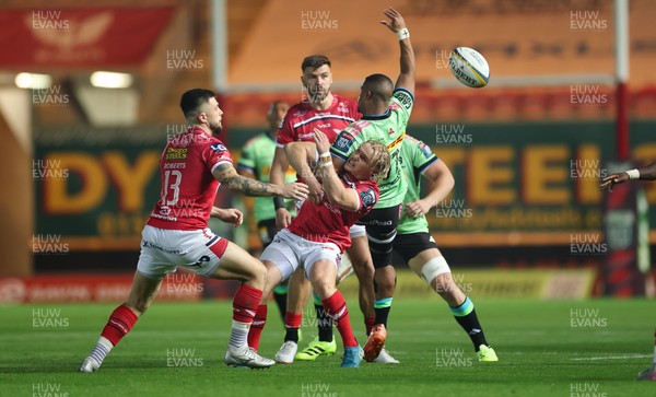 101025 - Scarlets v DHL Stormers, United Rugby Championship - Blair Murray of Scarlets and Leolin Zas of Stormers compete for the ball