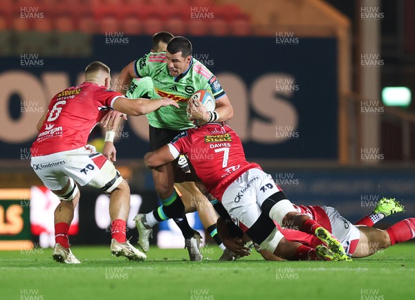 101025 - Scarlets v DHL Stormers, United Rugby Championship - Ruhan Nel of Stormers takes on Jarrod Taylor of Scarlets and Dan Davis of Scarlets