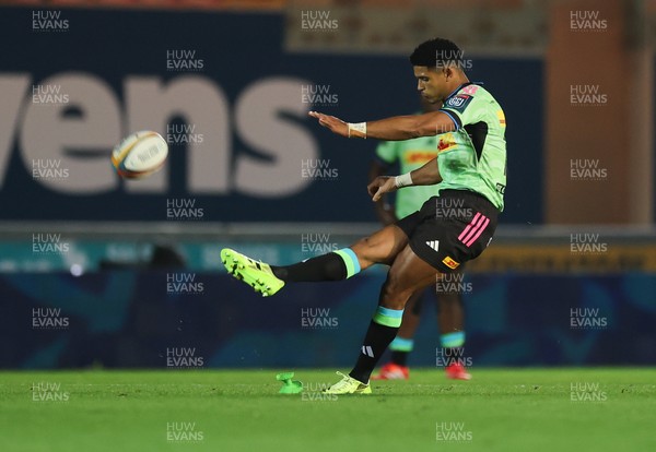 101025 - Scarlets v DHL Stormers, United Rugby Championship - Sacha Feinberg-Mngomezulu of Stormers kicks penalty