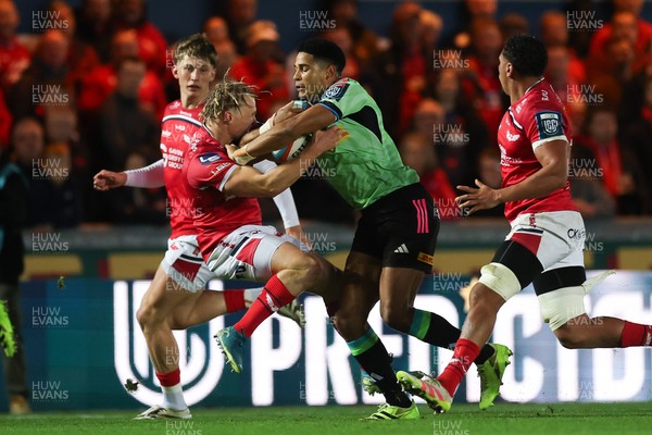 101025 - Scarlets v DHL Stormers, United Rugby Championship - Sacha Feinberg-Mngomezulu of Stormers takes on Blair Murray of Scarlets