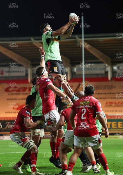 101025 - Scarlets v DHL Stormers, United Rugby Championship -Ruben van Heerden of Stormers wins line out
