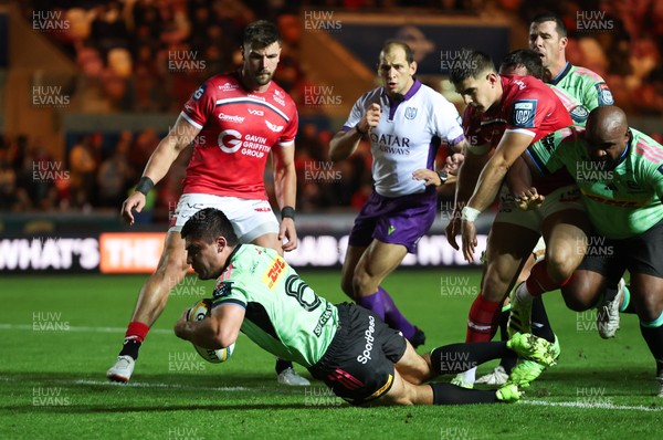 101025 - Scarlets v DHL Stormers, United Rugby Championship - Paul de Villiers of Stormers bursts through to score try