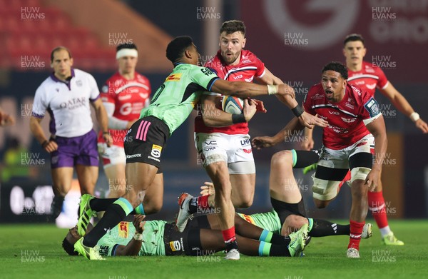 101025 - Scarlets v DHL Stormers, United Rugby Championship -Johnny Williams of Scarlets takes on Sacha Feinberg-Mngomezulu of Stormers