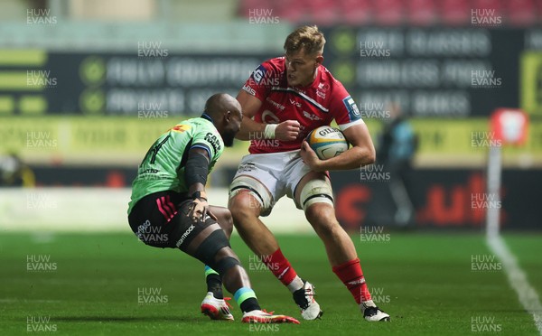 101025 - Scarlets v DHL Stormers, United Rugby Championship - Taine Plumtree of Scarlets takes on Seabelo Senatla of Stormers