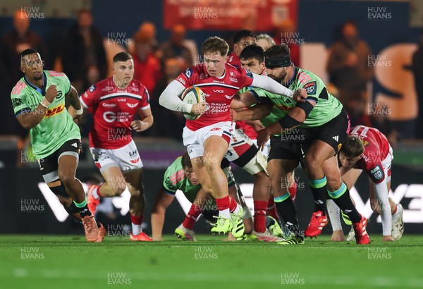 101025 - Scarlets v DHL Stormers, United Rugby Championship - Macs Page of Scarlets breaks away