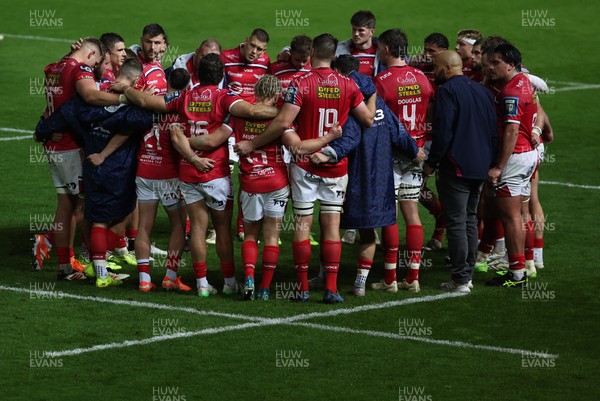 101025 - Scarlets v DHL Stormers, United Rugby Championship - Scarlets players at the end of the match