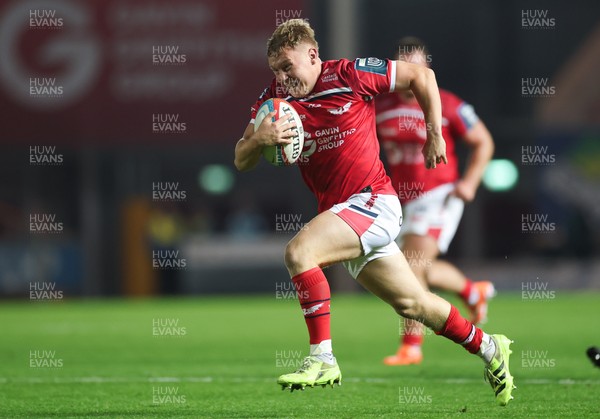 101025 - Scarlets v DHL Stormers, United Rugby Championship - Sam Costelow of Scarlets breaks away
