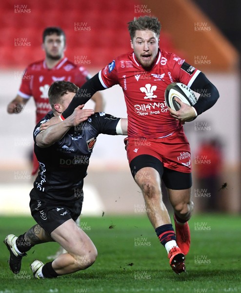 010121 - Scarlets v Dragons - Guinness PRO14 - Tyler Morgan of Scarlets is tackled by Jack Dixon of Dragons