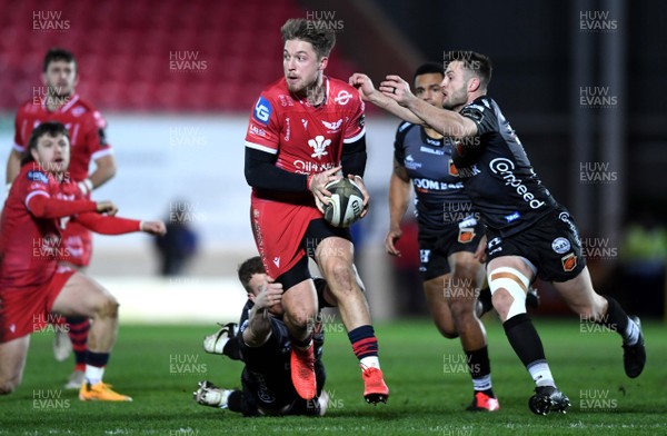 010121 - Scarlets v Dragons - Guinness PRO14 - Tyler Morgan of Scarlets is tackled by Jack Dixon of Dragons