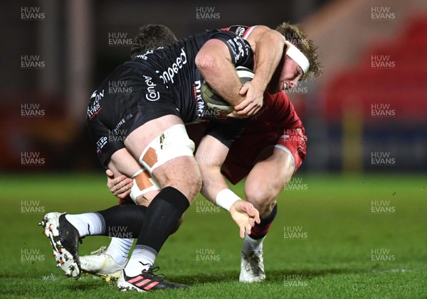 010121 - Scarlets v Dragons - Guinness PRO14 - Aaron Wainwright of Dragons is tackled by Kieran Hardy of Scarlets