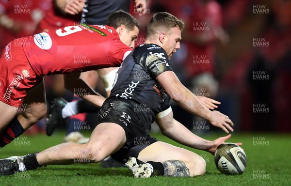 010121 - Scarlets v Dragons - Guinness PRO14 - Jack Dixon of Dragons and Kieran Hardy of Scarlets compete for the ball