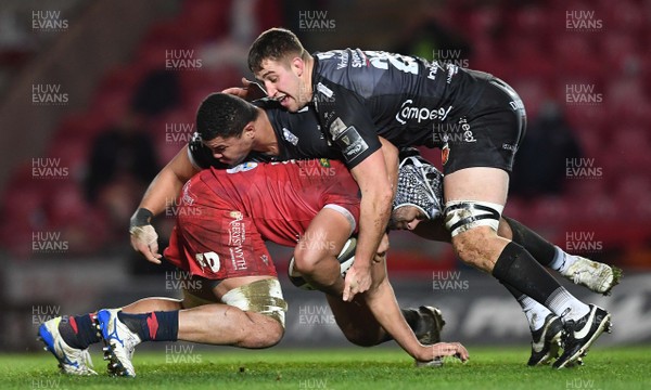 010121 - Scarlets v Dragons - Guinness PRO14 - Sione Kalamafoni of Scarlets is tackled by Leon Brown and Huw Taylor of Dragons