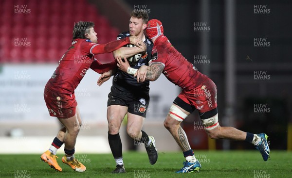 010121 - Scarlets v Dragons - Guinness PRO14 - Jack Dixon of Dragons is tackled by Steff Evans and Blade Thomson of Scarlets