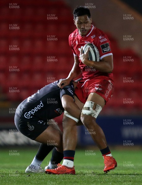 010121 - Scarlets v Dragons - Guinness PRO14 - Sam Lousi of Scarlets is tackled by Leon Brown of Dragons