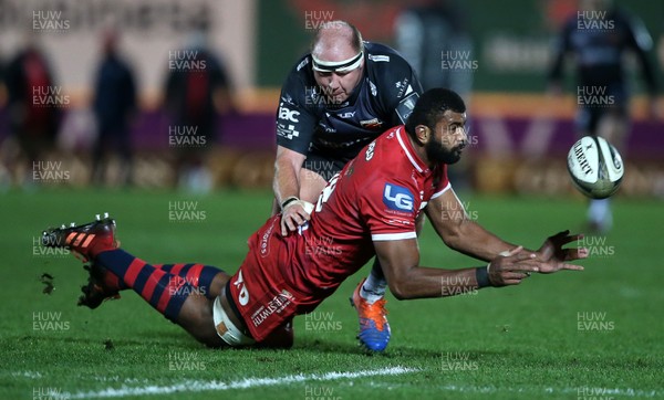 010121 - Scarlets v Dragons - Guinness PRO14 - Tevita Ratuva of Scarlets is challenged by Brok Harris of Dragons