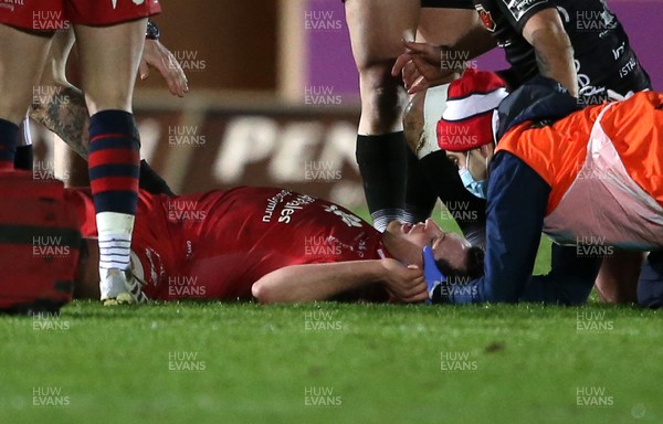 010121 - Scarlets v Dragons - Guinness PRO14 - Ryan Elias of Scarlets is seen to by medical staff