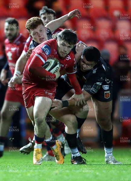 010121 - Scarlets v Dragons - Guinness PRO14 - Steff Evans of Scarlets is challenged by Leon Brown of Dragons
