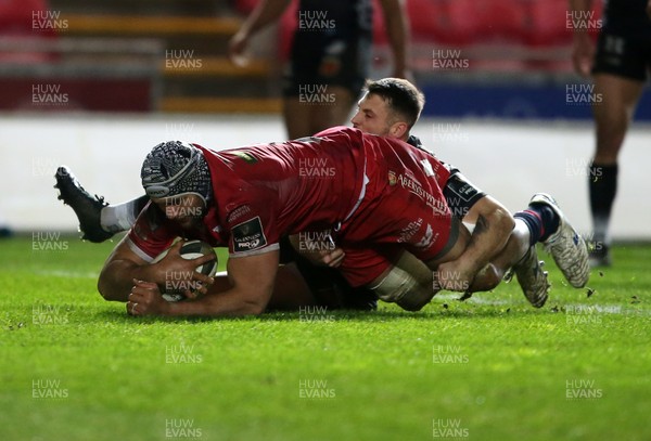 010121 - Scarlets v Dragons - Guinness PRO14 - Sione Kalamafoni of Scarlets powers forward to score a try