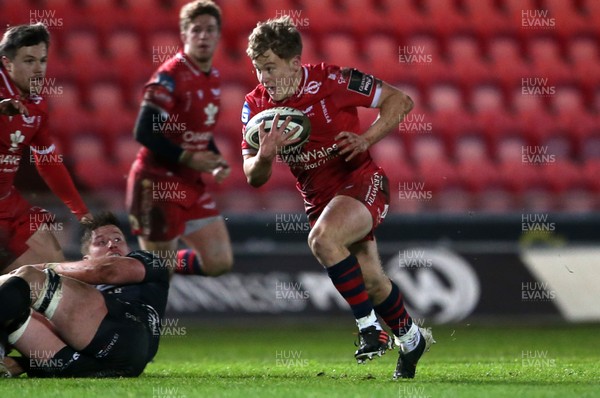 010121 - Scarlets v Dragons - Guinness PRO14 - Sam Costelow of Scarlets makes a break to score a try