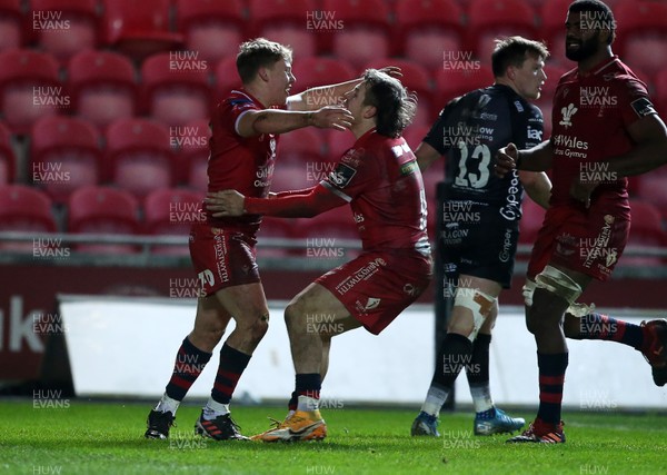 010121 - Scarlets v Dragons - Guinness PRO14 - Sam Costelow of Scarlets celebrates scoring a try with Steff Evans