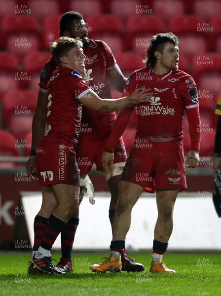 010121 - Scarlets v Dragons - Guinness PRO14 - Sam Costelow of Scarlets celebrates scoring a try with Steff Evans