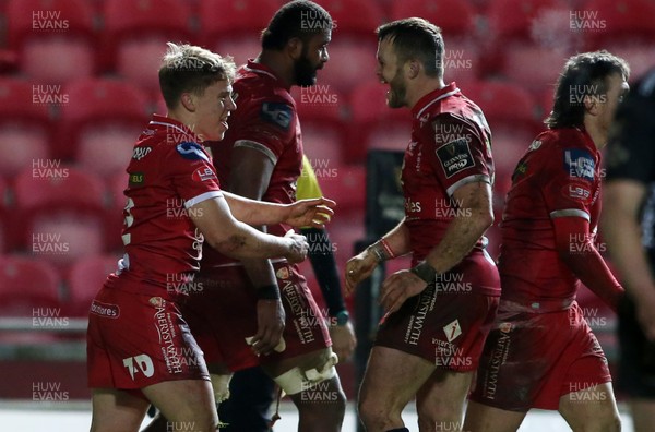010121 - Scarlets v Dragons - Guinness PRO14 - Sam Costelow of Scarlets celebrates scoring a try with Steff Hughes