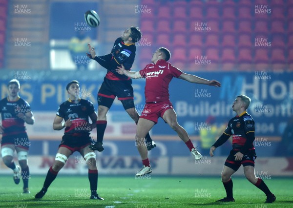 050118 - Scarlets v Dragons - Guinness PRO14 - Ioan Nicholas of Scarlets and Pat Howard of Dragons compete for high ball