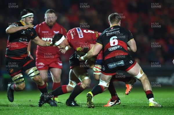 050118 - Scarlets v Dragons - Guinness PRO14 - Aaron Shingler of Scarlets is tackled by James Benjamin and Aaron Wainwright of Dragons