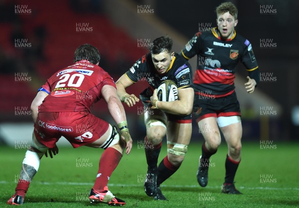 050118 - Scarlets v Dragons - Guinness PRO14 - Taine Basham of Dragons takes on Will Boyde of Scarlets