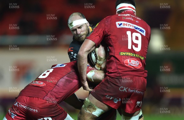 050118 - Scarlets v Dragons - Guinness PRO14 - Rynard Landman of Dragons is tackled by John Barclay and Lewis Rawlins of Scarlets