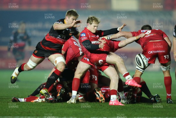 050118 - Scarlets v Dragons, Guinness PRO14 - Aled Davies of Scarlets is challenged by Aaron Wainwright of Dragons as he kicks clear