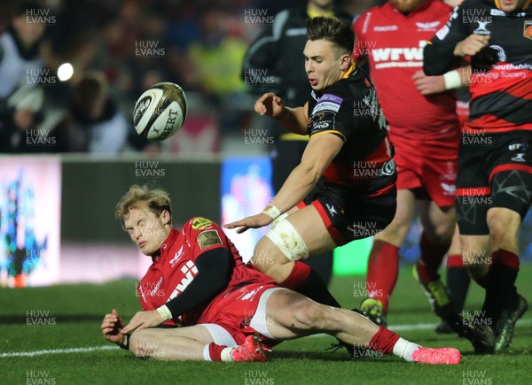 050118 - Scarlets v Dragons, Guinness PRO14 - Taine Basham of Dragons and Aled Davies of Scarlets compete for the ball