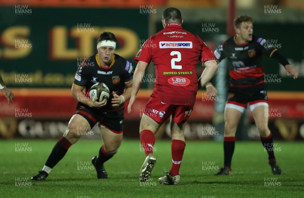 050118 - Scarlets v Dragons, Guinness PRO14 - Thomas Davies of Dragons takes on Ken Owens of Scarlets